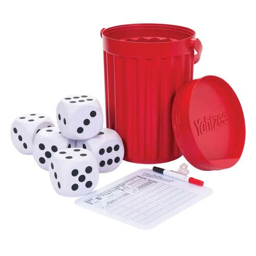 Jeu de Yahtzee format geant : seau rouge a couvercle, cinq gros des blancs, une feuille de pointage et un marqueur