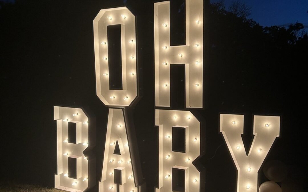 Lettres lumineuses OH BABY d'Évenox de 4 pieds allumées sur le gazon, le soir