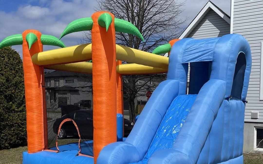 Jeu gonflable Palmiers d'Évenox monté dans une cour avant la fête