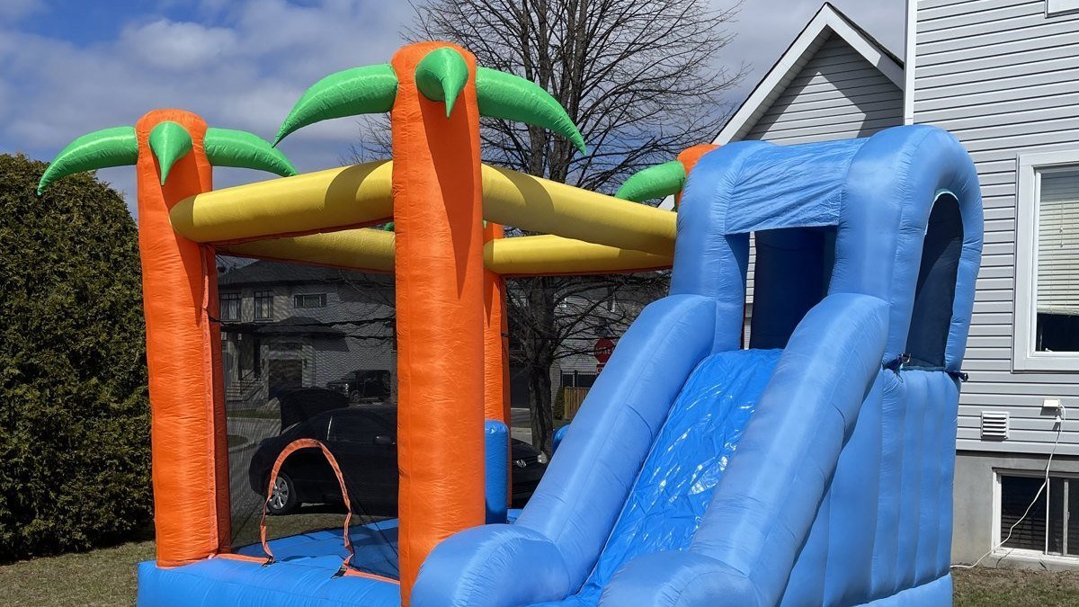 Jeu gonflable Palmiers d'Évenox monté dans une cour avant la fête